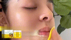 Animated illustration of applying a turmeric kojic acid cleansing pad